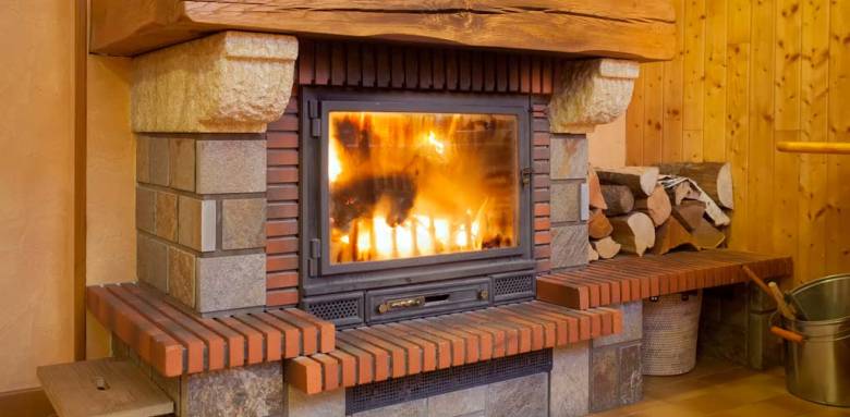 Cheminée en pierre à foyer fermé