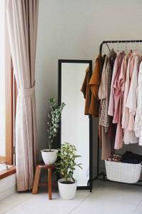 Un dressing ouvert près d'une entrée 