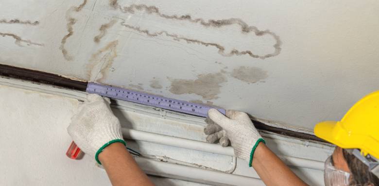 Traces d'humidité au plafond à rénover