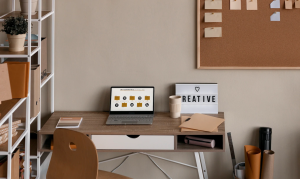 Bureau bois épuré laptop 