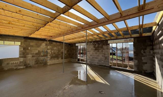 Charpente en traditionnel avec sa poutre maîtresse de grande portée en lamellé collé - Nantes (44)