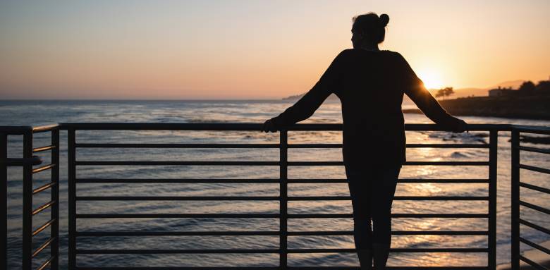 Terrasse face à la mer avec garde-corps