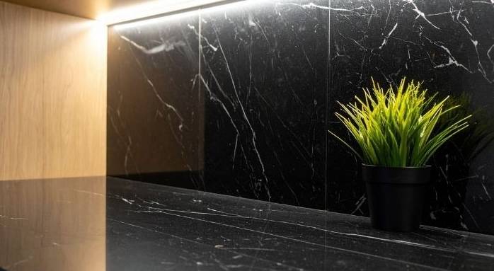 Plan de travail et crédence noire