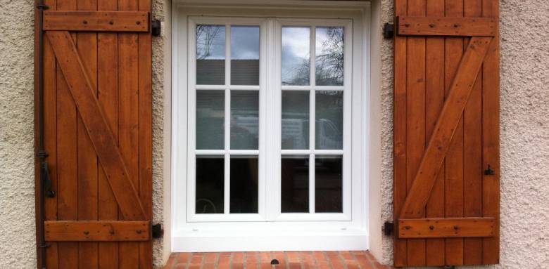 Menuiserie PVC avec volets bois