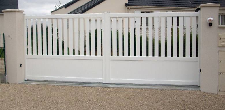 portail coulissant en aluminium laqué blanc