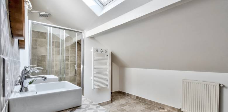 une salle de bain familiale et optimisée sous les combles - Houdan