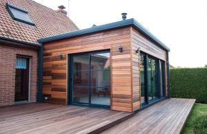 extension bois à toit plat avec baiex vitrées coulissantes