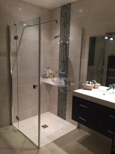 Optimisation de l'espace d'une salle de bain avec revêtements clairs et effets visuels - Le Raincy 93