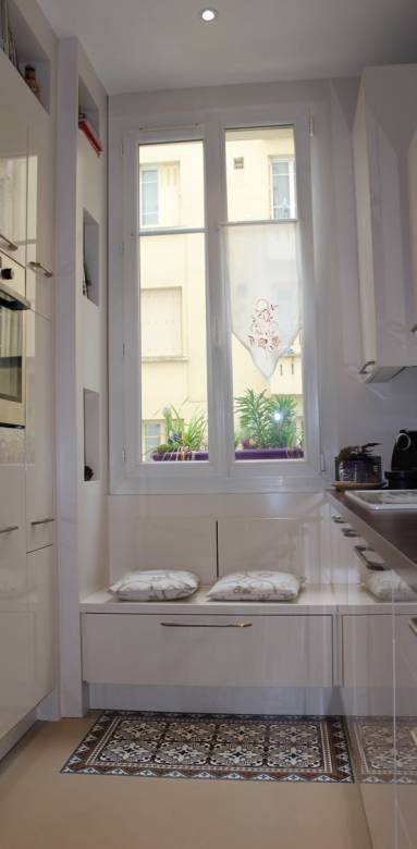 Rénovation cuisine couloir avec alignement équipements sur 2 murs