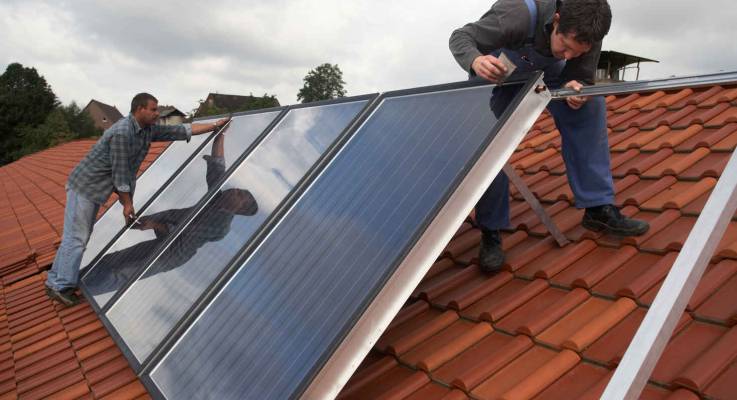 Installation de panneaux solaires sur un hôtel