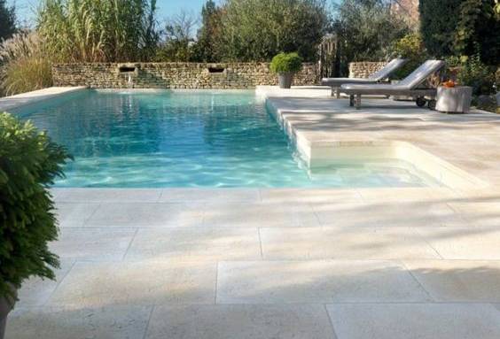 Revêtement de terrasse en pierre autour de la piscine - Hyères 83