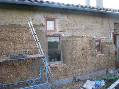 Rénovation de maison avec murs en paille