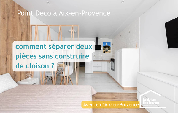 Claustra en bois permettant de séparer élégamment une salle à manger de la cuisine tout en conservant la lumière naturelle. Une solution idéale pour structurer les espaces lors d’une rénovation intérieure à Aix-en-Provence.