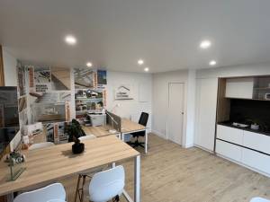 Faux-plafond en toile tendu avec spots encastrés dans des bureaux à Nantes (44)