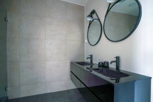 Revêtements de sol pour une salle de bain élégante à Paris 8e