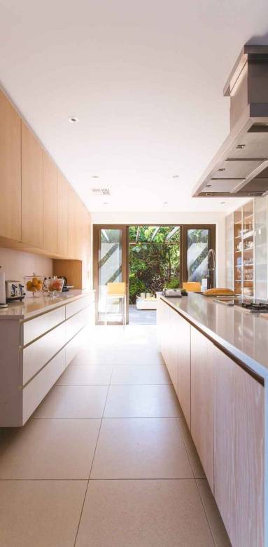 Cuisine couloir moderne en bois dans une maison - Région parisienne