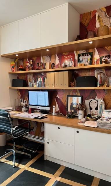 Bureau dans le salon de cet appartement Versailles