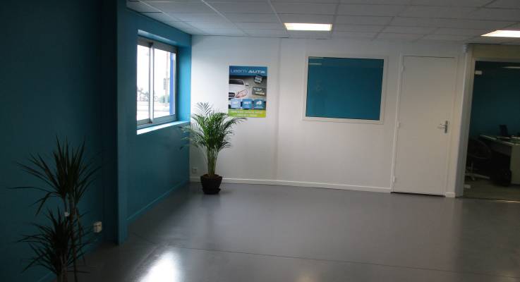 Réfection des peintures d'un local commercial par l'agence de Joué-lès-Tours