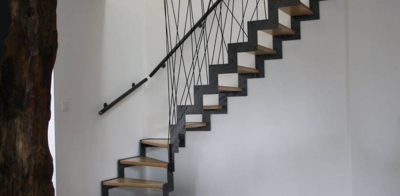 escalier suspendu avec garde-corps
