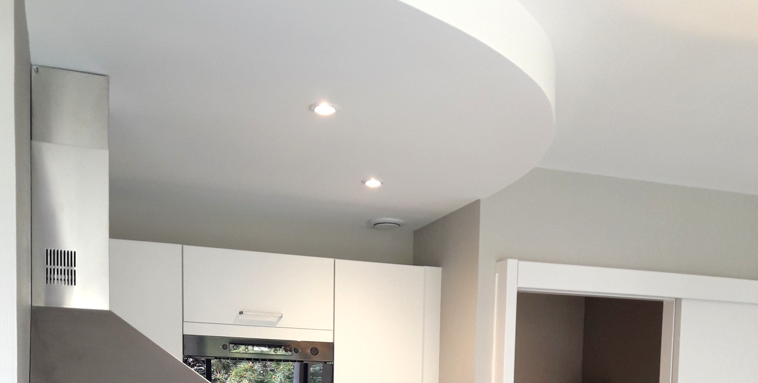 Faux plafond en arrondi avec spots encastrés