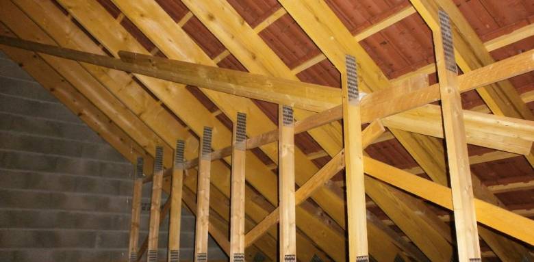 Combles en fermettes industrielles - intérieur chantier -