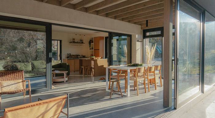 Une jolie extension de maison à toit plat pour gagner de l'espace