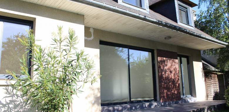 Rénovation fenêtres et portes bois par ouverture alu avec volets roulants connectés