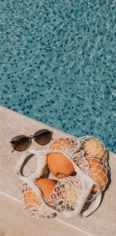 Une plage de piscine moderne 