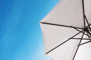 Un parasol sous le ciel. bleu 