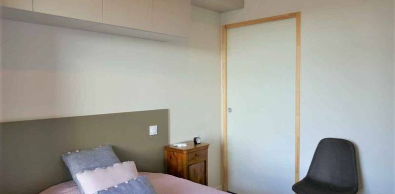 Rénover une petite chambre (peinture, ameublement)