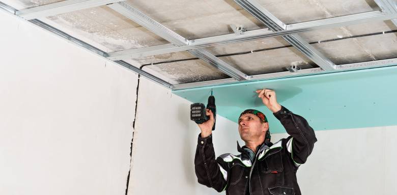 Pose d’un plafond isolé par un professionnel en Haute-Savoie – La Maison des Travaux Annecy vous accompagne pour vos projets d’isolation thermique et phonique.