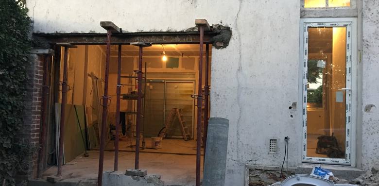 Ouverture d'une baie vitrée pour moderniser une maison ancienne
