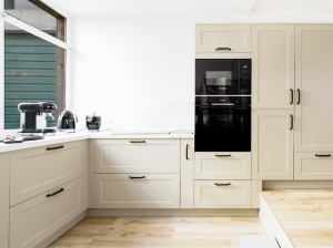 Petite cuisine : comment gagner de la place sans pousser les murs