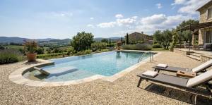 Terrasse de piscine en tapis de pierre dans des tons chauds beige