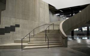 L'escalier en béton est un classique des grands bâtiments.