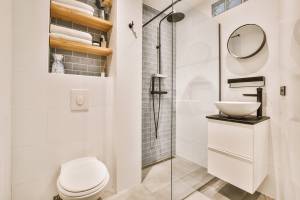 Magnifique petite salle de bain rénovée avec ingéniosité
