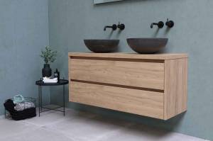 Un meuble avec double vasque dans une salle de bain zen 