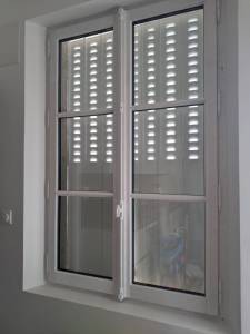 Fentre en bois peint