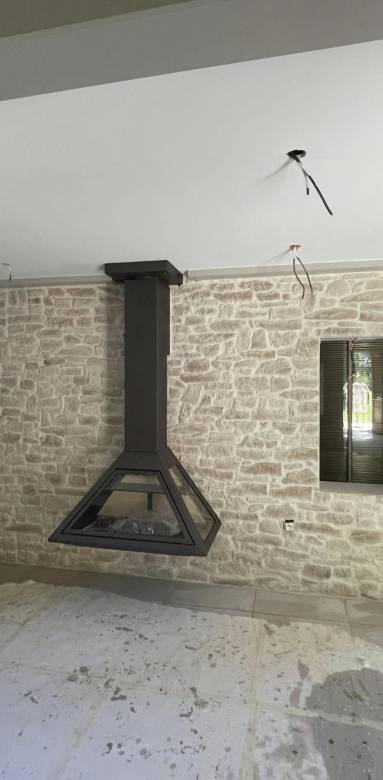 Nouveau poêle à bois moderne dans une maison en rénovation - Valence 26