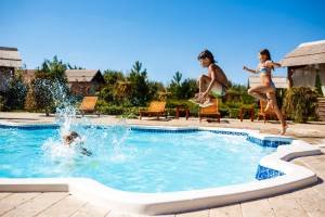 Piscine coque ou béton ? Faire le bon choix en Occitanie