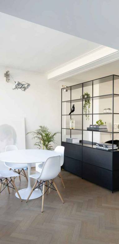 Un salon niché dans un souplex