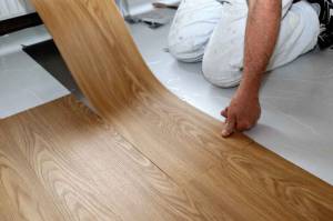Revêtement de sol en parquet stratifié pour cette salle de bains