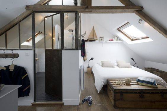 Chambre avec douche et verrière sous combles
