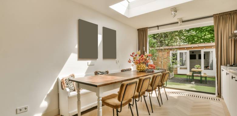 Un puits de lumière dans une salle à manger, c'est tendance.