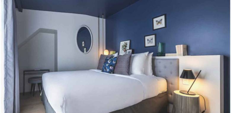 Plafond coloré mauve pour apporter de la tendresse