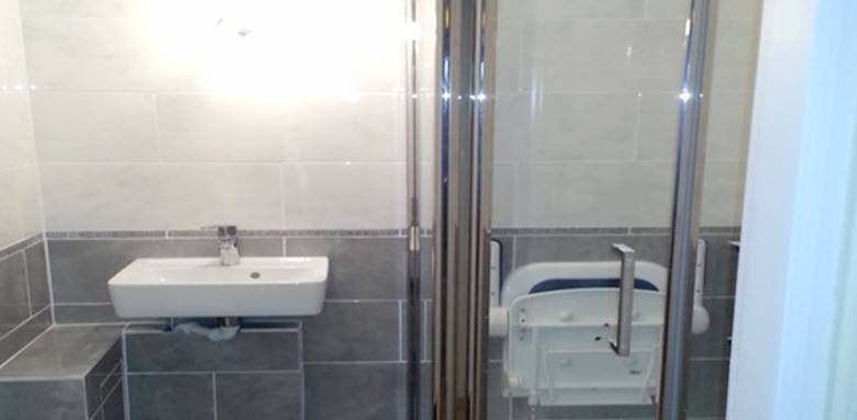 Salle de bain PMR douche et vasque - 