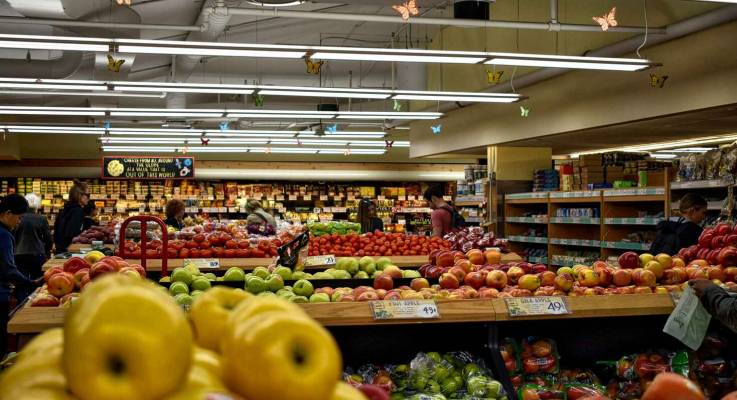 Des rayonnages qui mettent valeur les produits dans ce commerce de Caen
