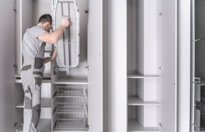 Maximiser l'Espace avec des Placards Sur-Mesure dans des Espaces Restreints