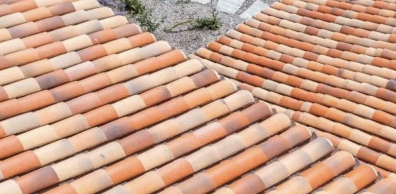 Joli toiture avec des tuiles en terre cuite multicolores
