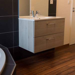 Poser du parquet dans une salle  de bain à Paris 15